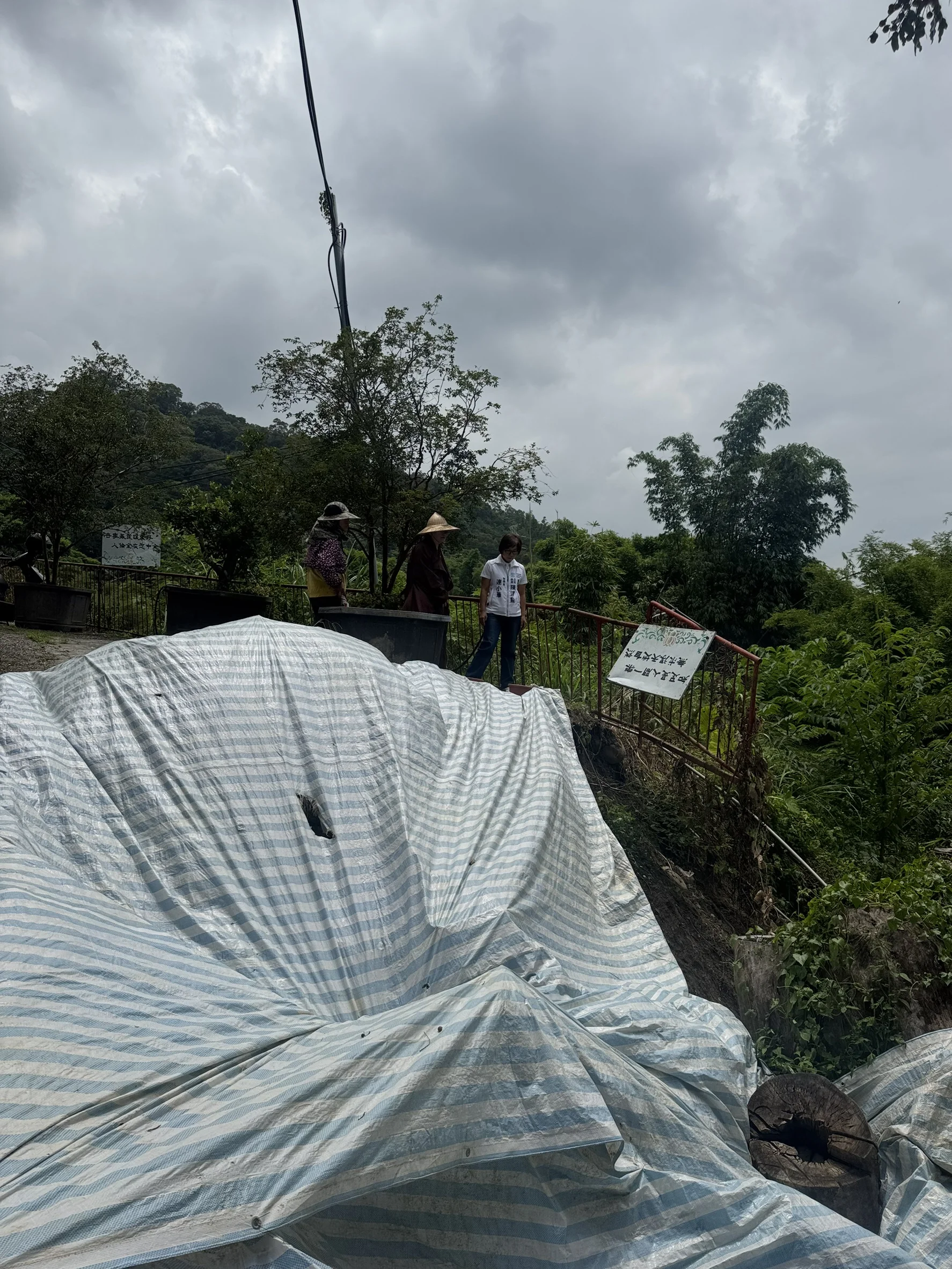 聯外產業道路因颱風豪雨造成路基掏空及坍方