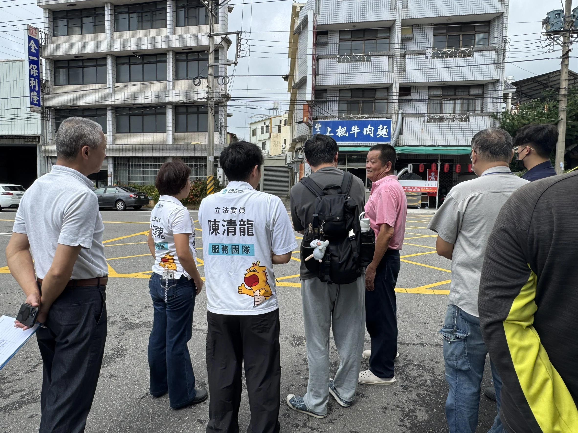 因車輛經常停等紅綠燈致巷弄居民進出受阻